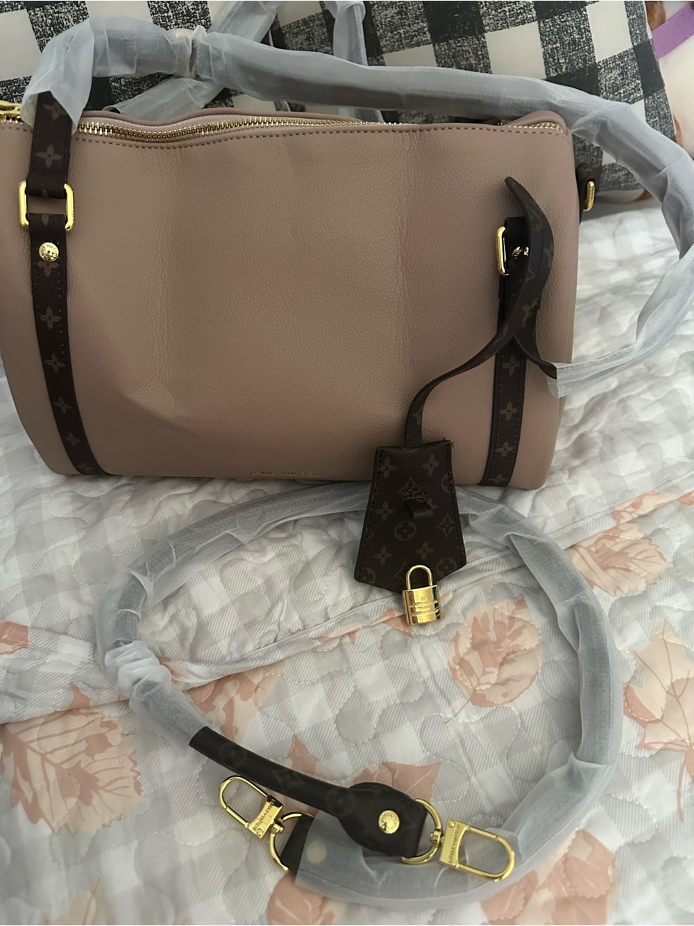 Shoulders Bag with Gold Hardware not authentic, is beautiful. New - Picture 3 of 10